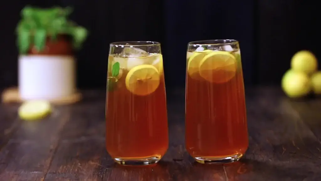 New Year Party Menu Ideas for a Perfect Celebration 4 Chilled iced tea in a serving glass