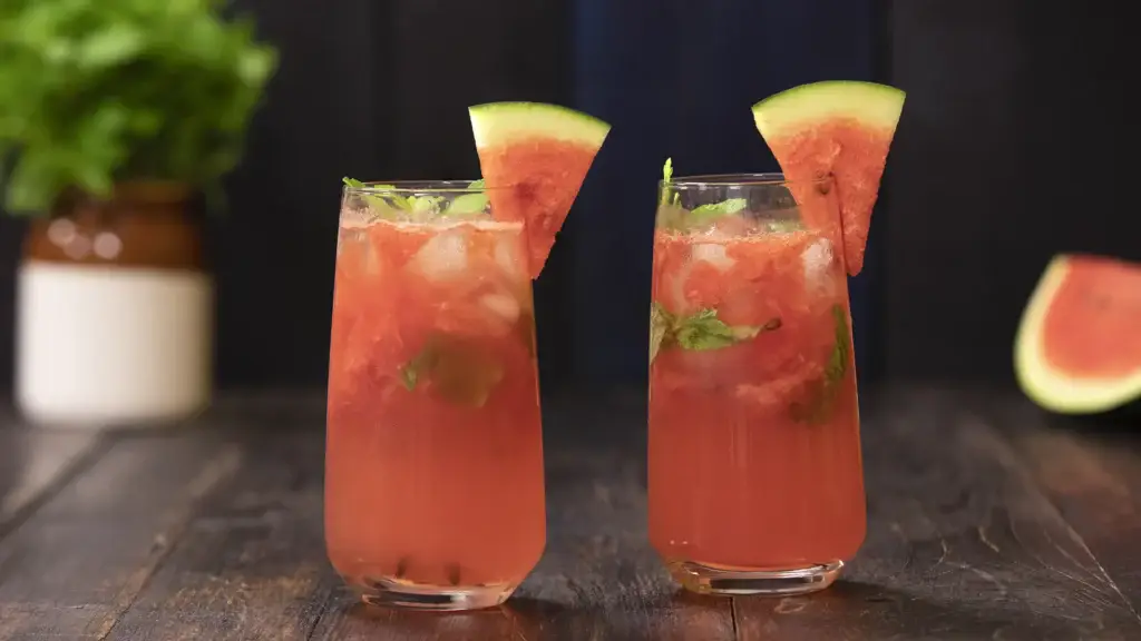 New Year Party Menu Ideas for a Perfect Celebration 2 Freshly made watermelon mojito with ice