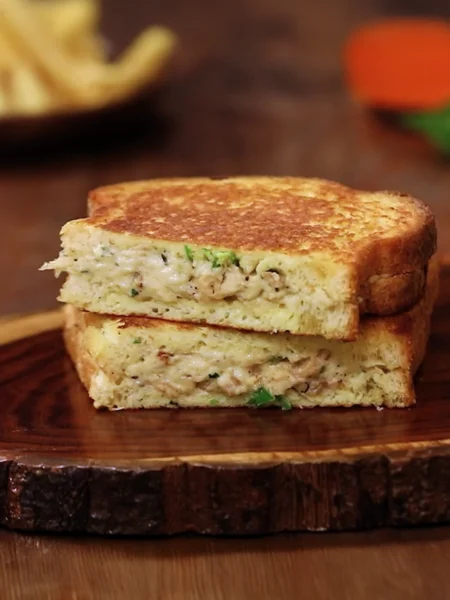 Cheesy Green Chilli Chicken Sandwich