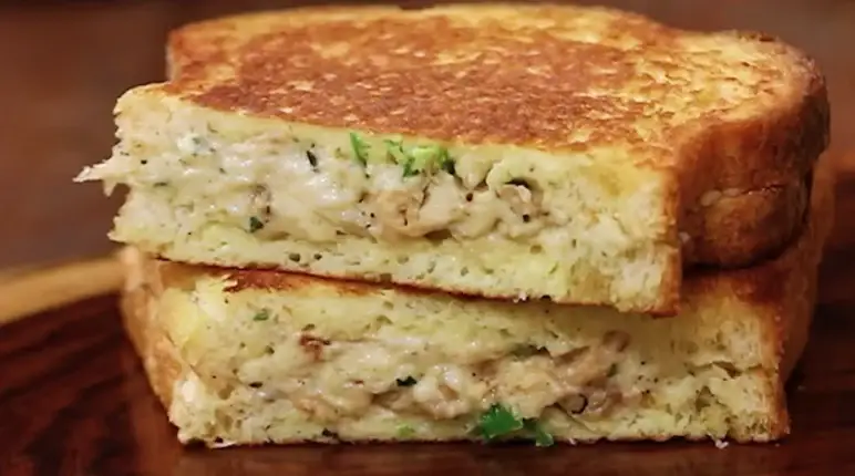 Cheesy Green Chilli Chicken Sandwich