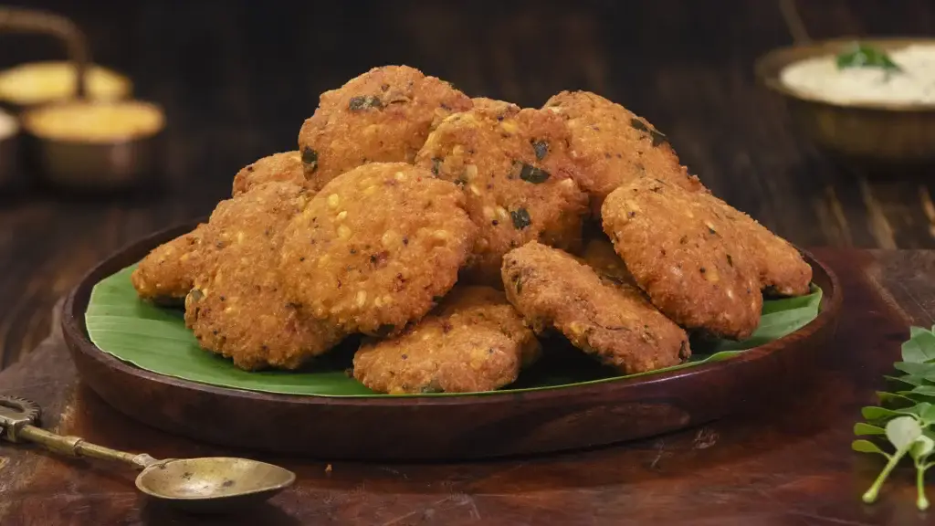 plate of crispy thavala vadai with chutney