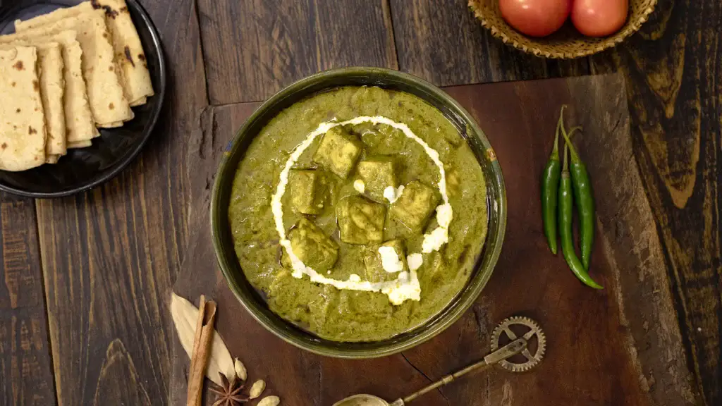 plated palak paneer served with roti