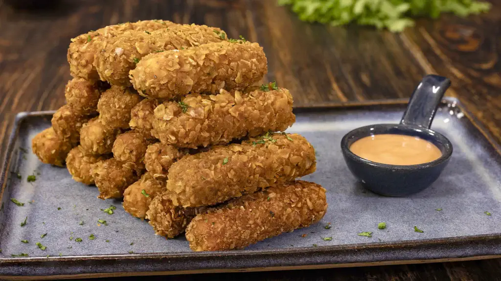 plated paneer kurkure with chutney